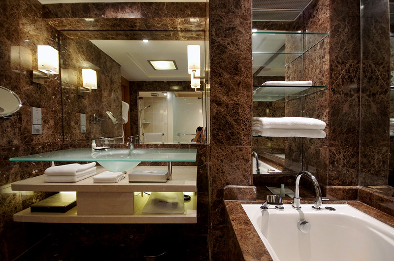 grand deluxe king room - bathroom