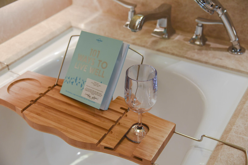 bathtub - sofitel singapore city centre