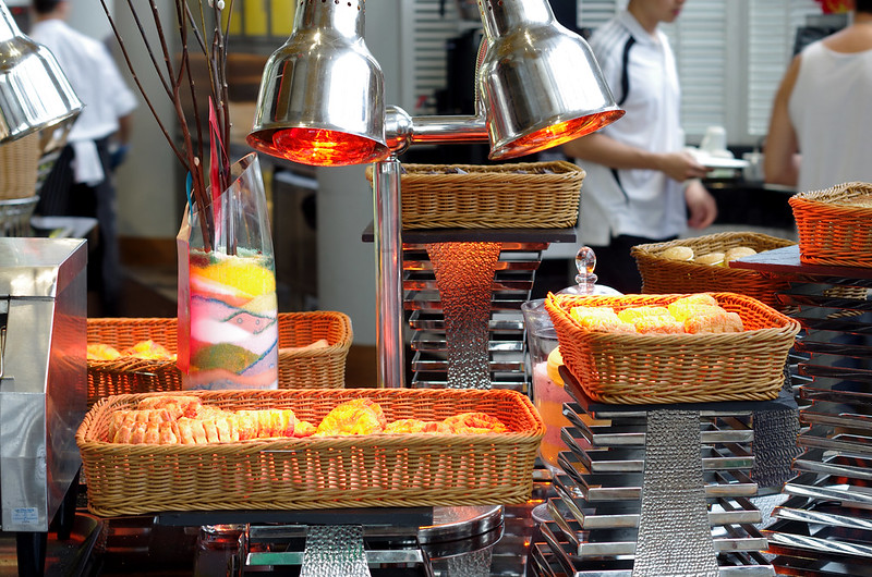 breakfast at atrium cafe - holiday inn singapore atrium