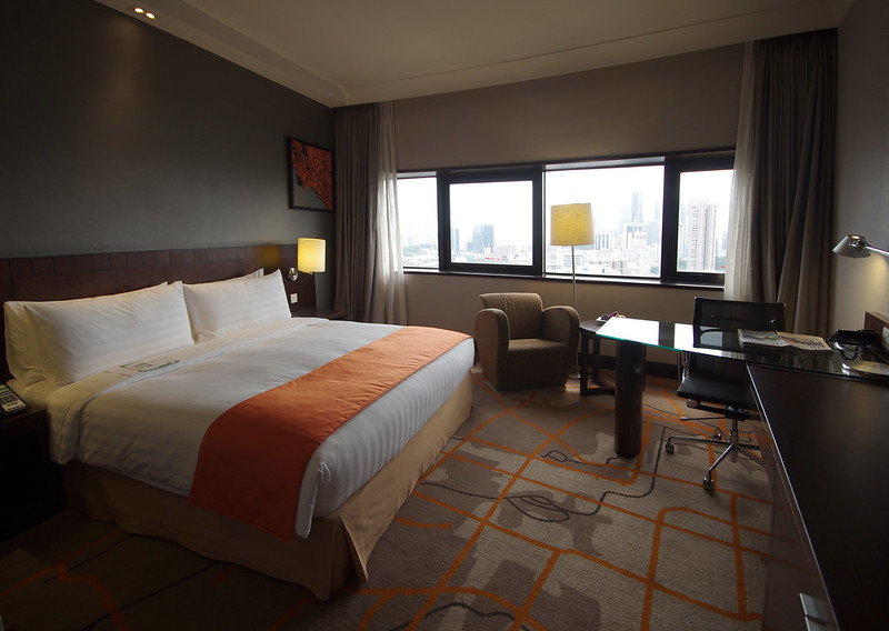 king bed and work desk - executive room at holiday inn singapore atrium