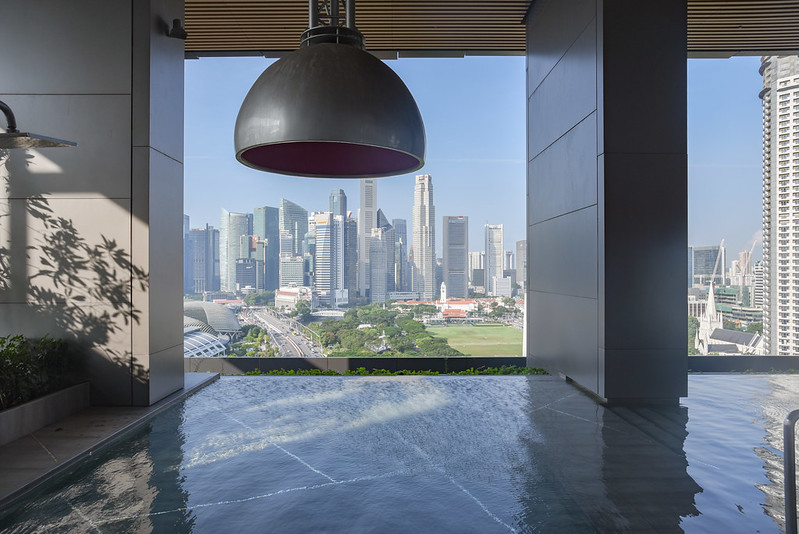 swimming pool of jw marriott singapore south beach