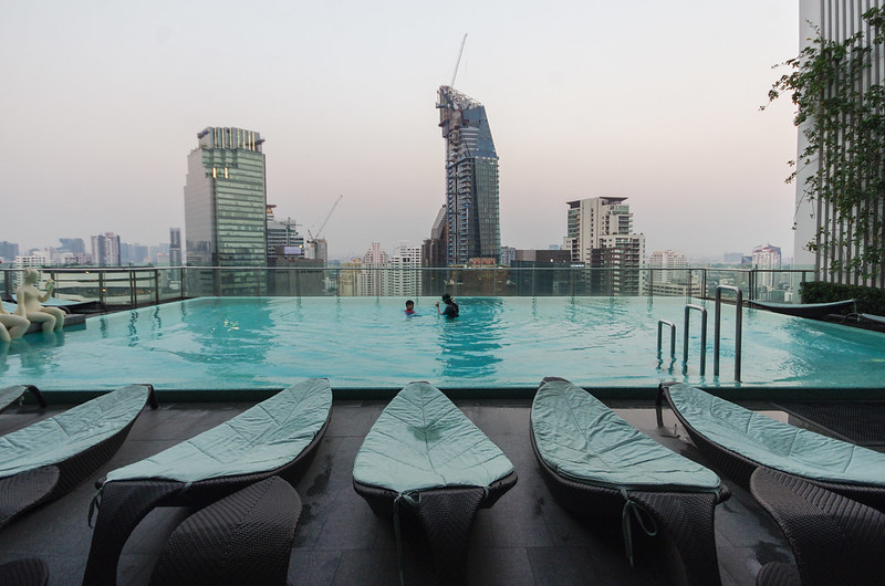 swimming pool - hilton sukhumvit bangkok