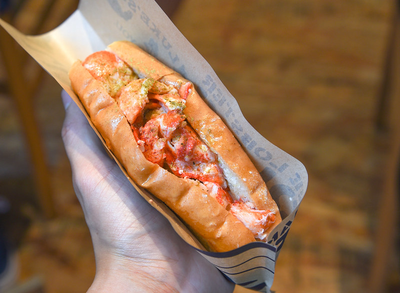 lobster roll from luke's lobster omotesando