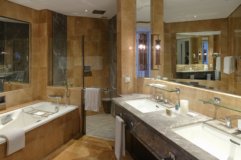 four seasons singapore bathroom