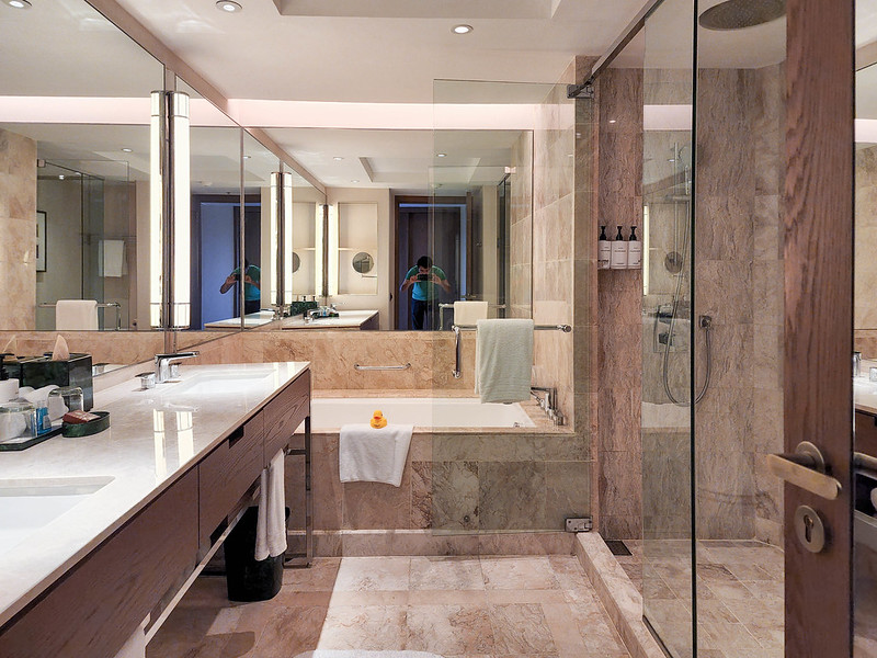 bathroom | conrad centennial singapore