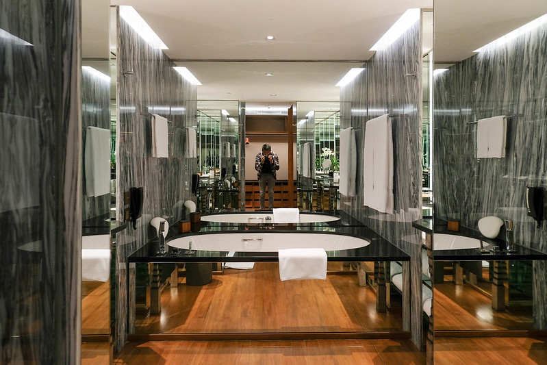 bathroom of the club balcony room - sukhothai bangkok