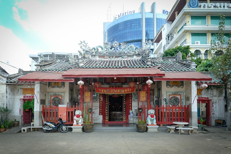 rong kueak shrine in bangkok